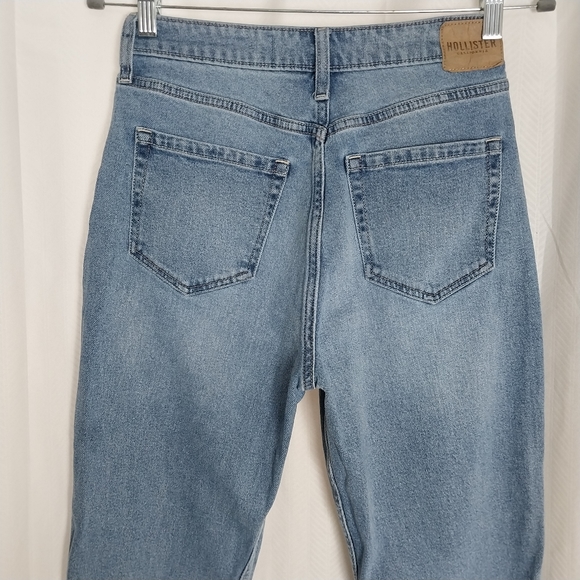 Hollister Curvy Ultra High-Rise Mom Jean  4R 25½" Short Inseam W27 Mid Wash - Picture 5 of 10